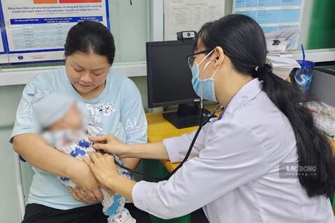 Dịch cúm gia tăng, bác sĩ lưu ý về thời điểm tiêm vaccine cho trẻ