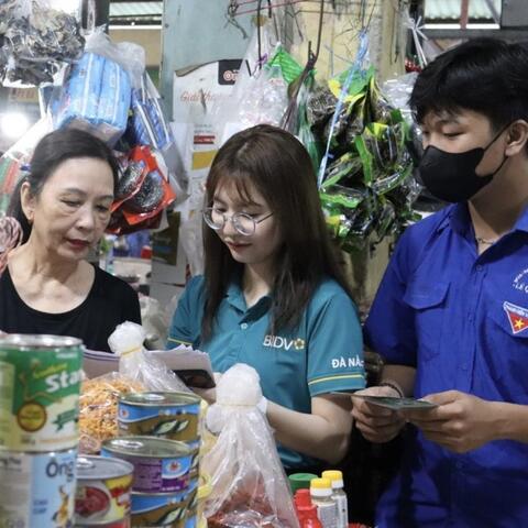 Đồng hành cùng bà con tiểu thương, chợ truyền thống chuyển đổi số