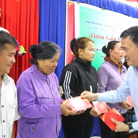 Xuân gắn kết, Tết nghĩa tình đến với người dân khó khăn Khánh Hòa