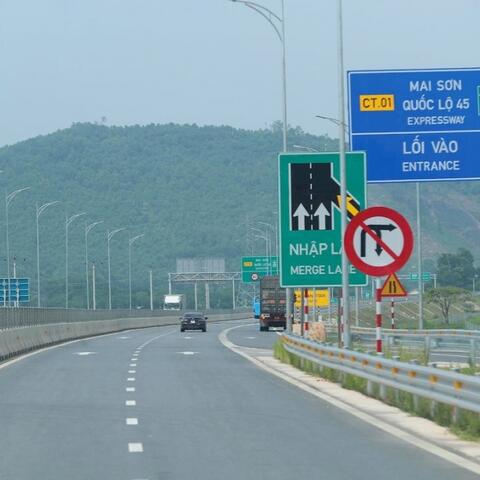 Chấp thuận mức thu phí sử dụng đường bộ trên 5 tuyến cao tốc