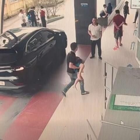 Tài xế vượt đèn đỏ, đưa cháu bé 7 tuổi bị hóc dị vật đi cấp cứu