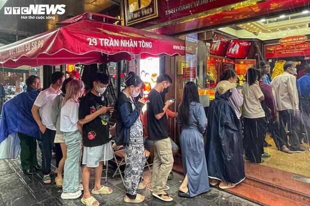Giá vàng tuột mốc 100 triệu đồng/lượng, nhiều người liền "tranh thủ" đi mua