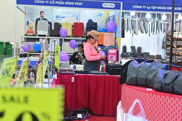 Ưu đãi sâu, hàng dệt may, da giày ghi nhận doanh thu khả quan tại Hội chợ Mùa Xuân