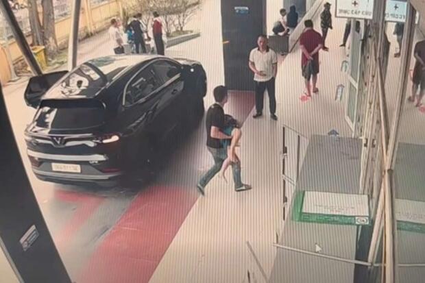 Tài xế vượt đèn đỏ, đưa cháu bé 7 tuổi bị hóc dị vật đi cấp cứu
