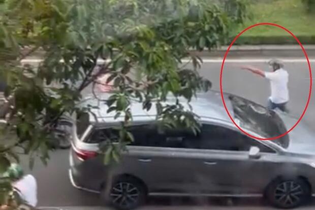 Xác minh clip tài xế ôtô bị rượt đuổi, hành hung giữa đường sau va chạm