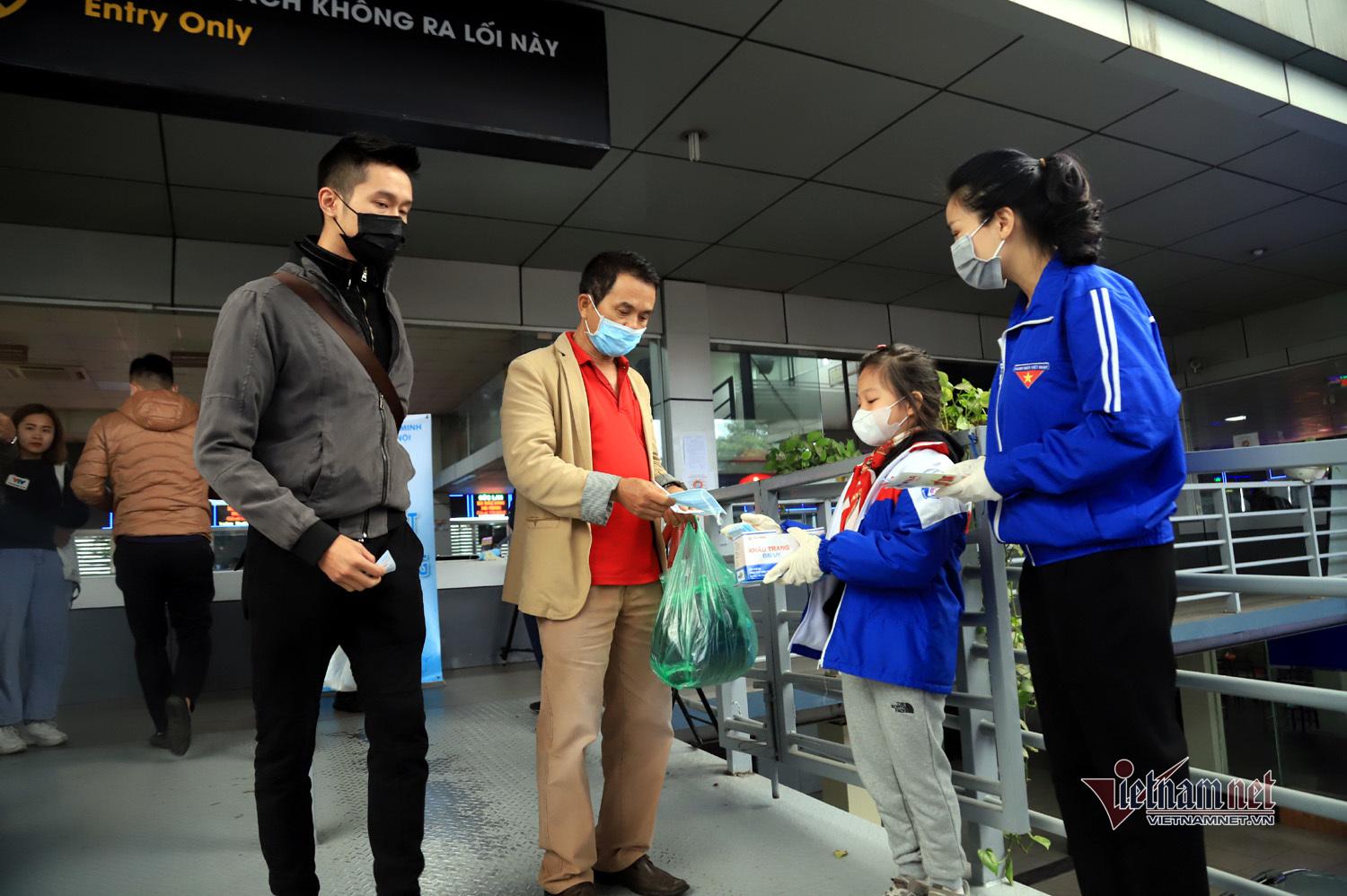 Bé gái viết thư cho Thủ tướng, phát khẩu trang miễn phí giữa bến xe Hà Nội
