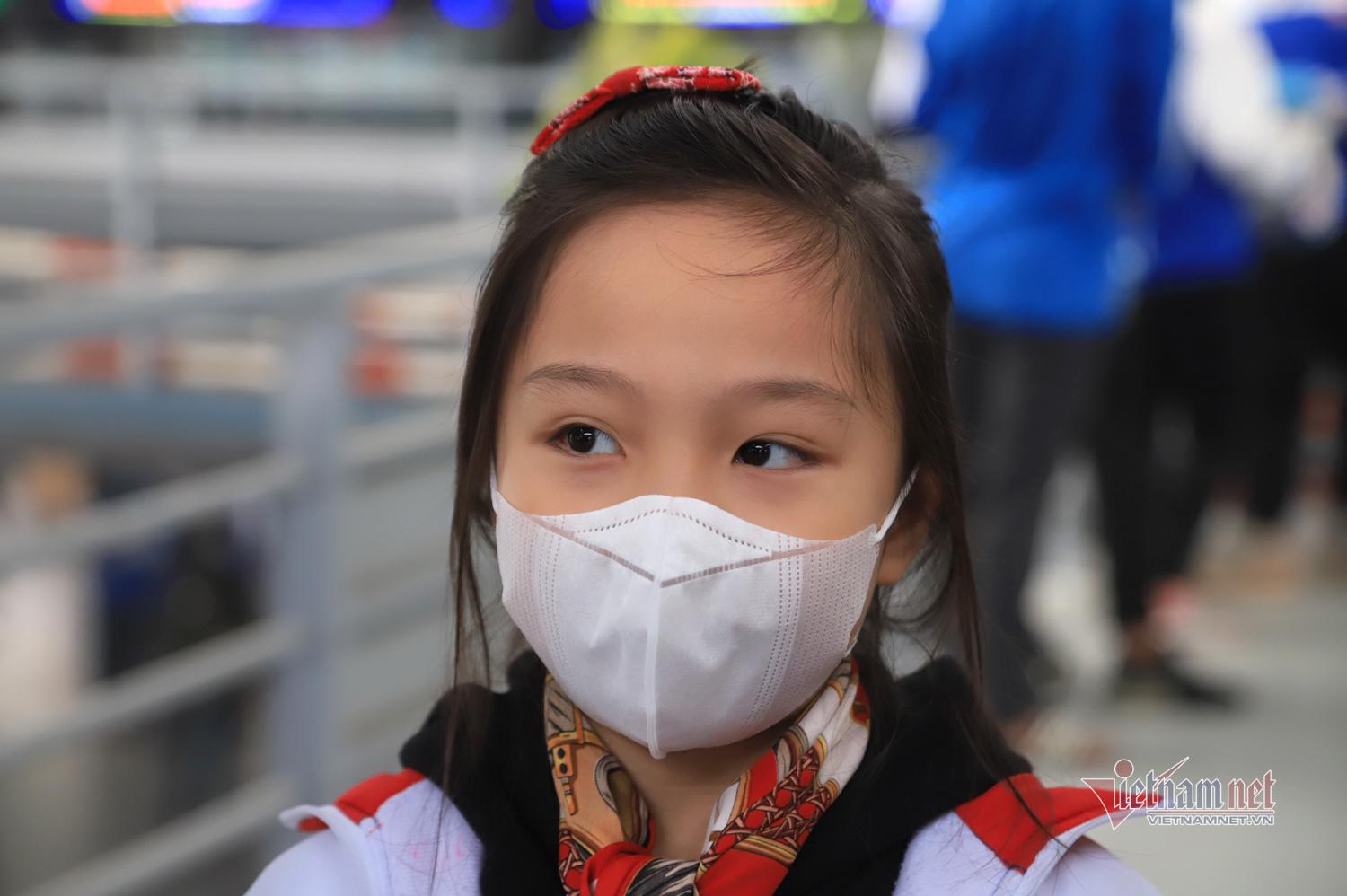 Bé gái viết thư cho Thủ tướng, phát khẩu trang miễn phí giữa bến xe Hà Nội