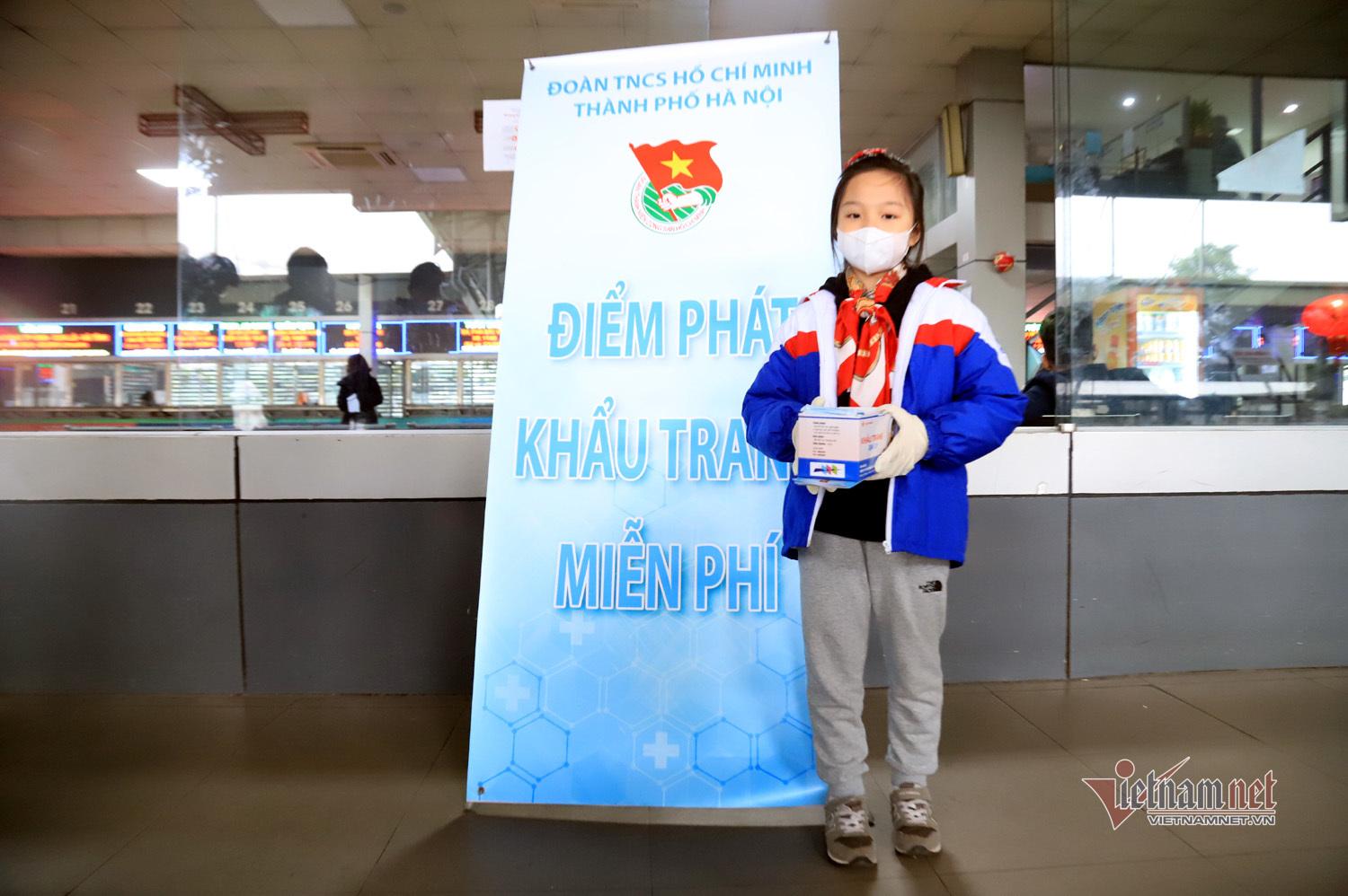 Bé gái viết thư cho Thủ tướng, phát khẩu trang miễn phí giữa bến xe Hà Nội