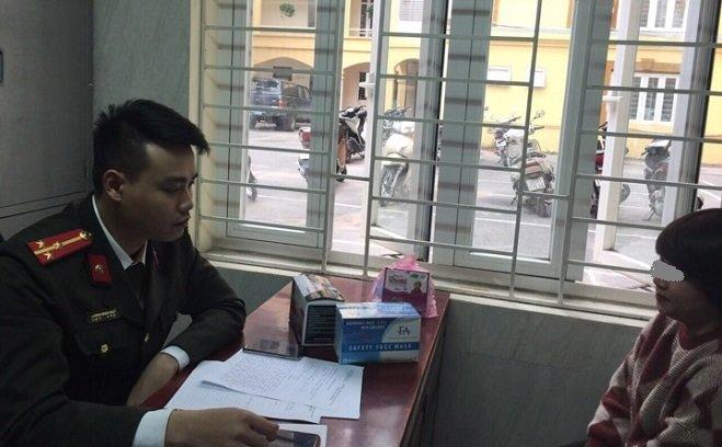 Công an lập biên bản xử lý trường hợp bán khẩu trang giá cao.