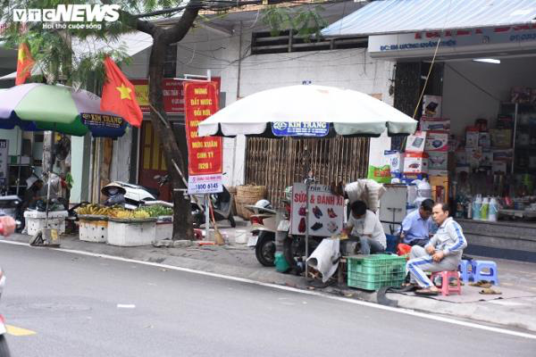 Sau chỉ đạo của thành phố, vỉa hè nhiều tuyến phố Hải Phòng vẫn bị bức tử - Ảnh 4.