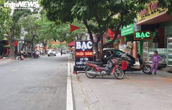 Sau chỉ đạo của thành phố, vỉa hè nhiều tuyến phố Hải Phòng vẫn bị bức tử - Ảnh 3.