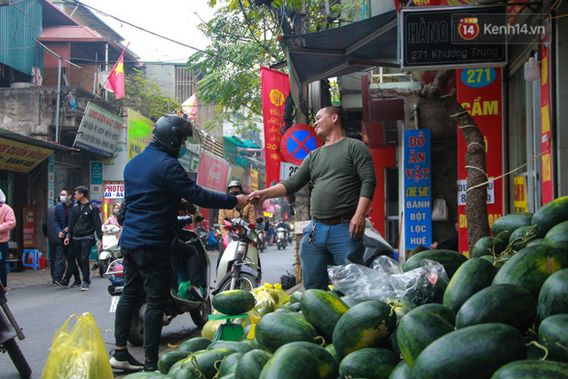 Không thể xuất khẩu do virus corona, dưa hấu được mang về thủ đô giải cứu với mức giá siêu rẻ 8.000 đồng/kg - Ảnh 12.