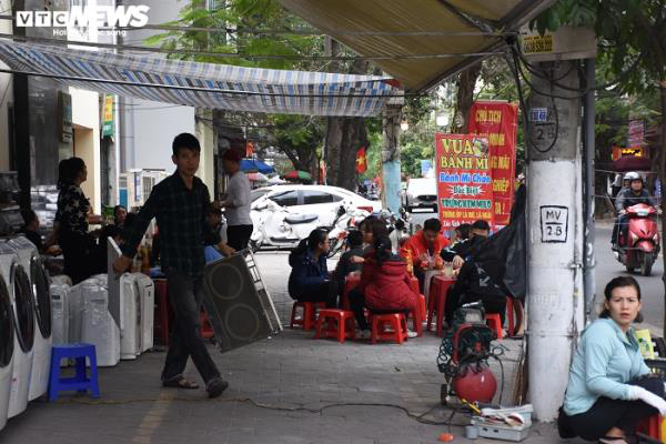 Sau chỉ đạo của thành phố, vỉa hè nhiều tuyến phố Hải Phòng vẫn bị bức tử - Ảnh 14.