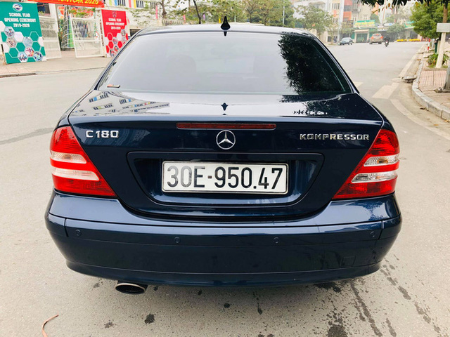 Bán Mercedes-Benz C180K Sport màu hiếm giá chưa đến 300 triệu, chủ xe hứng trọn ‘gạch đá’ đầu xuân  - Ảnh 4.