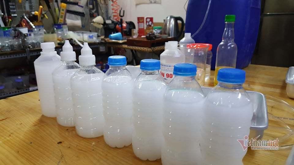 Thầy giáo tự pha chế nước rửa tay khô, tặng 600 chai cho người dân