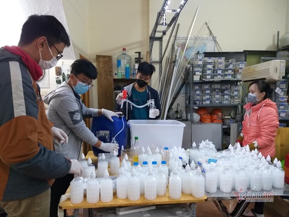 Thầy giáo tự pha chế nước rửa tay khô, tặng 600 chai cho người dân