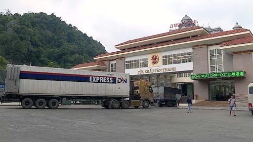 ton 883 xe va 2 toa tau o cac cua khau bien gioi viet trung