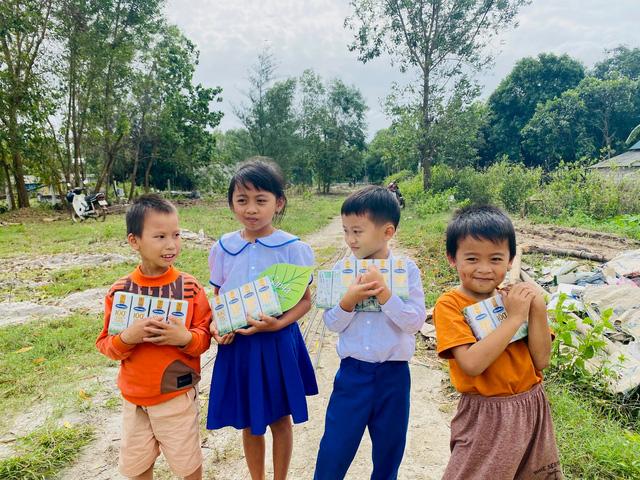 Vinamilk đồng hành cùng cặp lá yêu thương với hành trình trao cơ hội đi học, cho cơ hội đổi đời - Ảnh 4. Vinamilk đồng hành cùng cặp lá yêu thương với hành trình trao cơ hội đi học, cho cơ hội đổi đời - Ảnh 4.