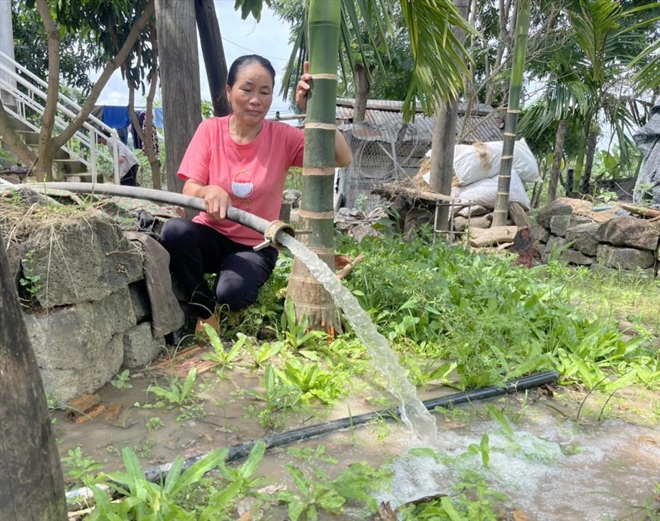Nguồn nước ở thôn Nam Tiến khổng chỉ đổi màu đục mà còn bốc mùi hôi thối, người dân sử dụng nổi mẩn, ngứa. Ảnh: Phan Tuấn