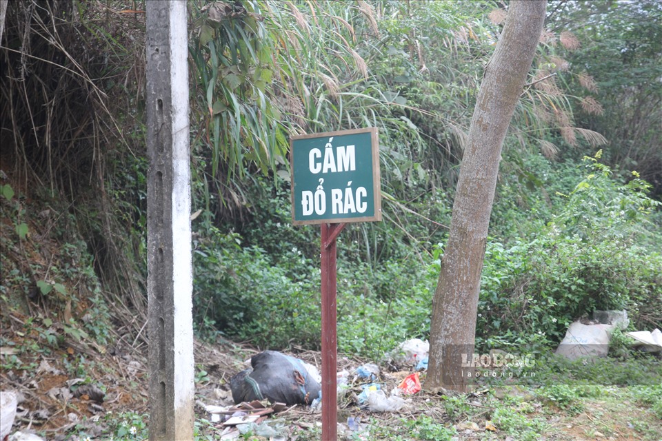 Dù đã có biển cấm đổ rác nhưng người dân vẫn lén lút đưa rác đi vứt dọc quốc lộ 32.