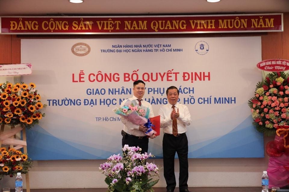 NGƯT.PGS.TS Nguyễn Kim Anh – Phó Thống đốc Ngân hàng Nhà nước trao quyết định cho PGS.TS Nguyễn Đức Trung. Ảnh: NT