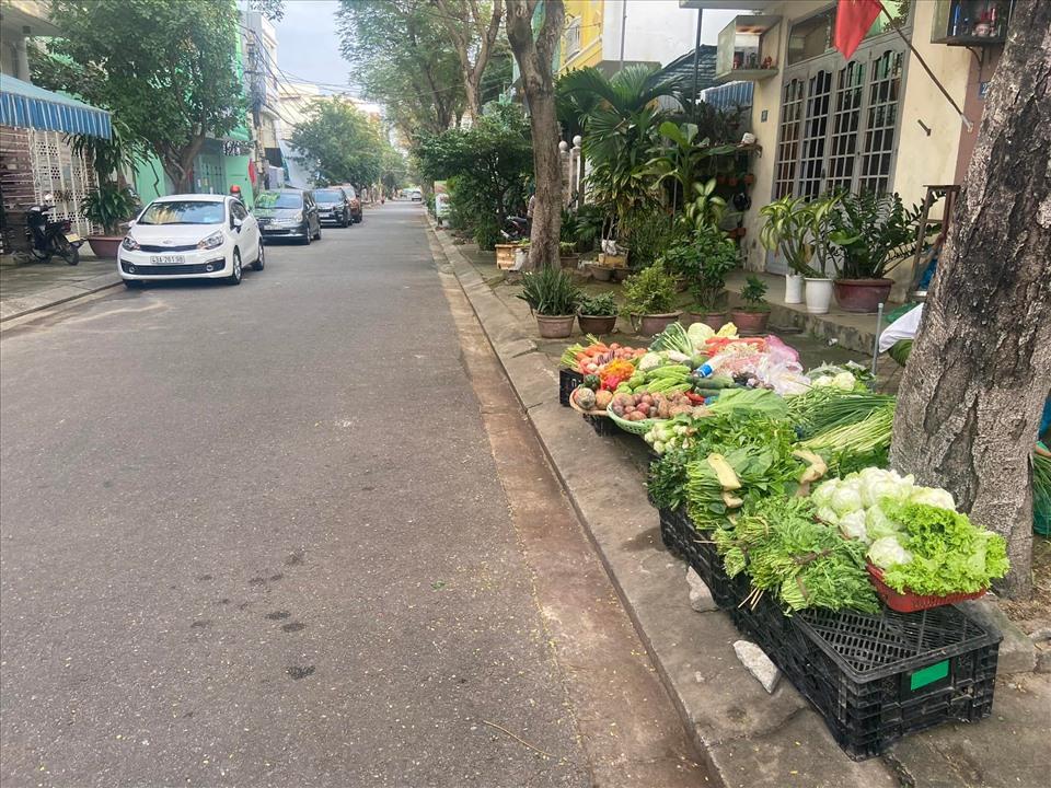 Cấm chợ Bắc Mỹ An, thì dân tràn ra đường để bán hàng vì đã cận Tết. Ảnh: ĐT