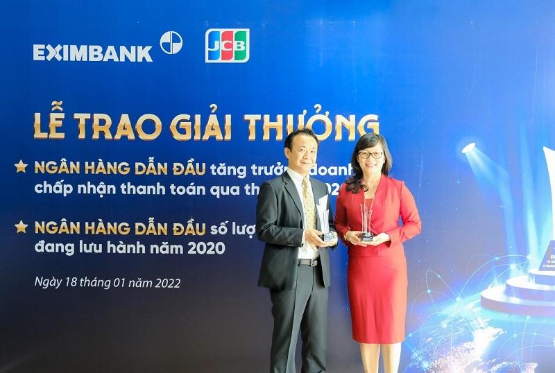 Bà Đinh Thị Thu Thảo – Phó Tổng giám đốc Eximbank cùng Ông Kazuma Shukuin – Trưởng đại diện Tổ chức thẻ quốc tế JCB tại Việt Nam trong buổi lễ trao giải.