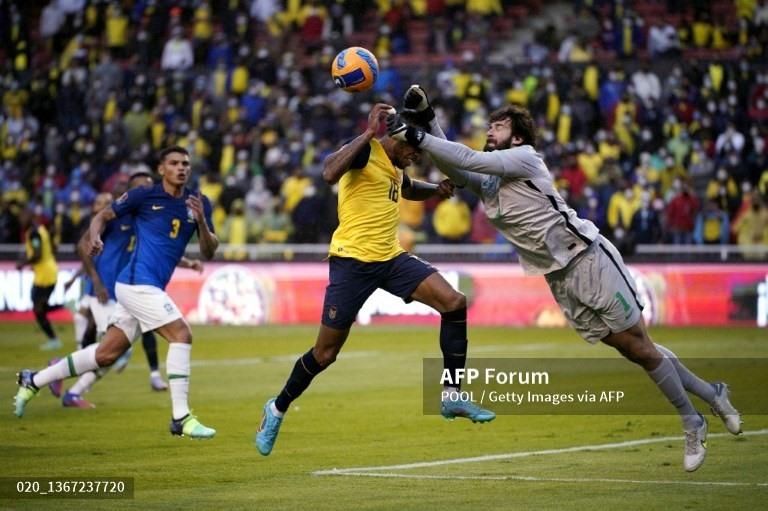 Đồng nghiệp Alisson Becker lại 2 lần thoát thẻ đỏ sau khi trọng tài tham khảo VAR. Ảnh: AFP