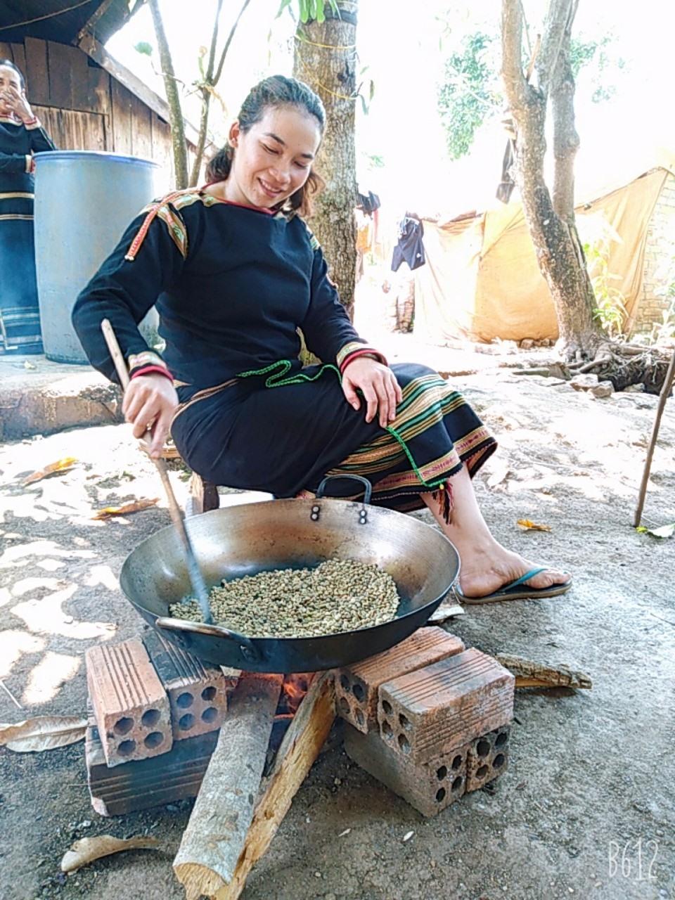 Rang cà phê phải để lửa liu riu, không quá lớn để tránh hạt bị cháy.