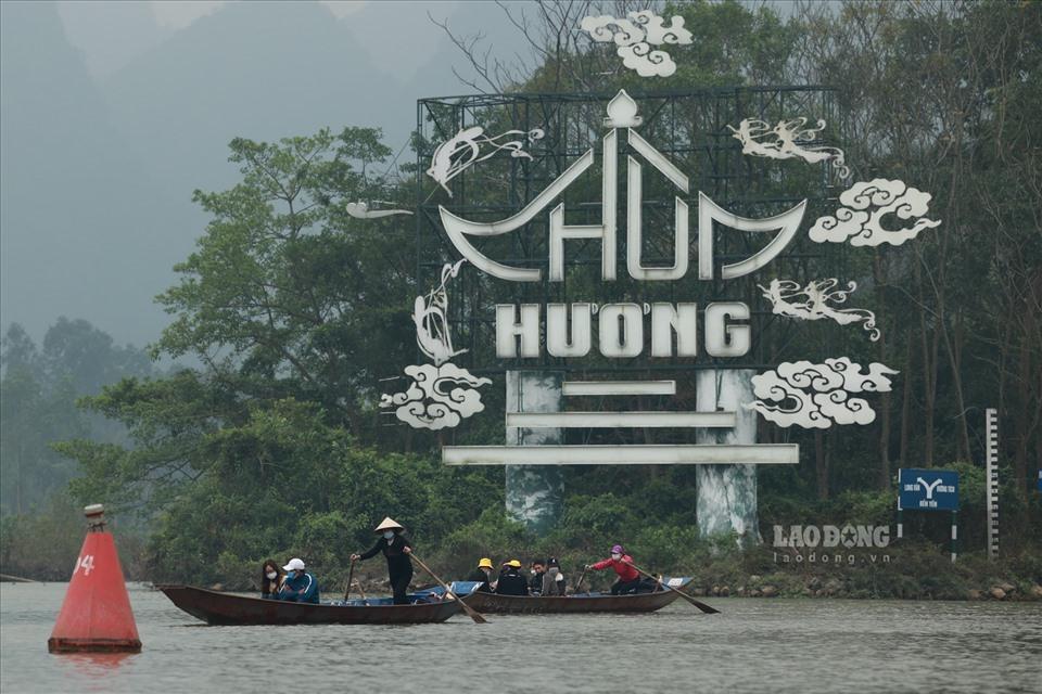 Chùa Hương thu hút du khách đến du xuân mỗi dịp đầu năm. Ảnh: Hải Nguyễn