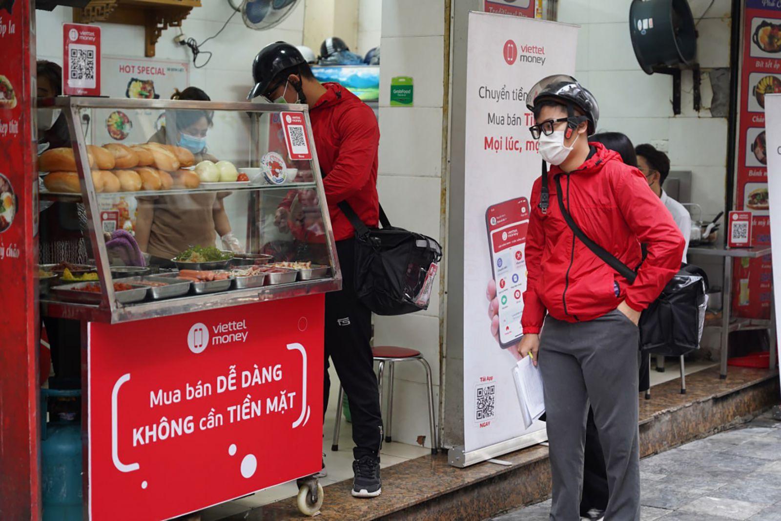 Viettel Money dường như đang nổi bật lên với “một công một thủ” thâm nhập nông thôn và giữ chặt thành thị ở mảng thị trường thanh toán không tiền mặt