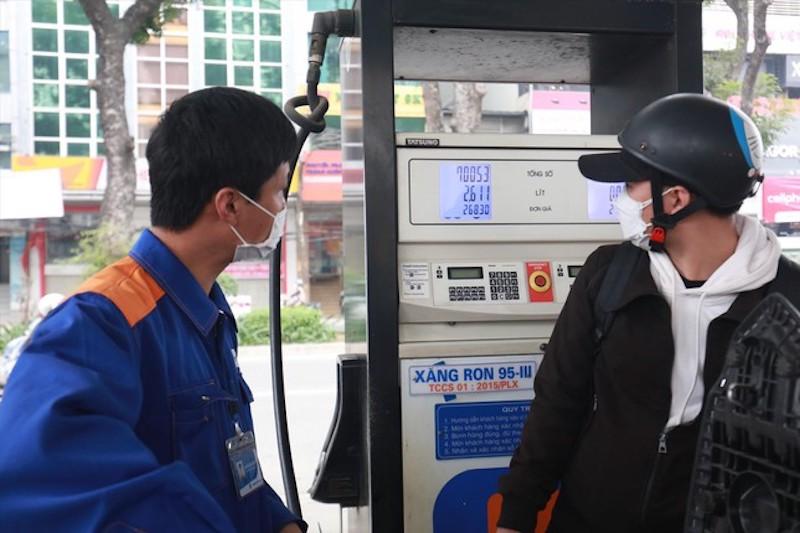 Dù mới tăng giá trong phiên điều chỉnh ngày 11/3, doanh nghiệp đang chịu lỗ từ 3.000-5.000 đồng/lít xăng dầu.