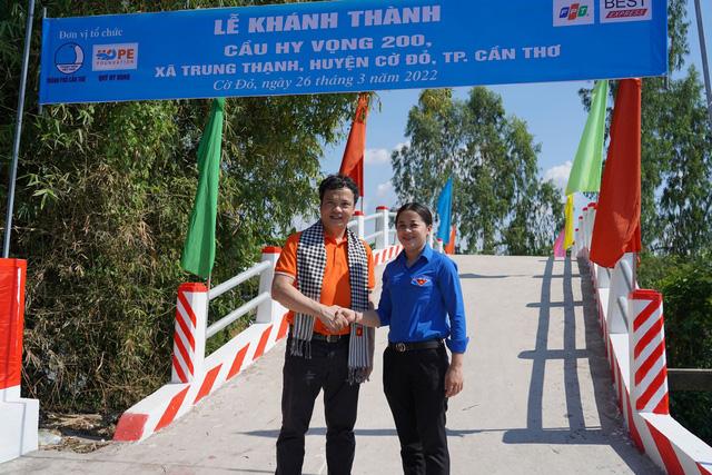 Khánh thành cầu Hy Vọng, "Chung tay cùng bạn đến Trường Hy Vọng" - Ảnh 1.