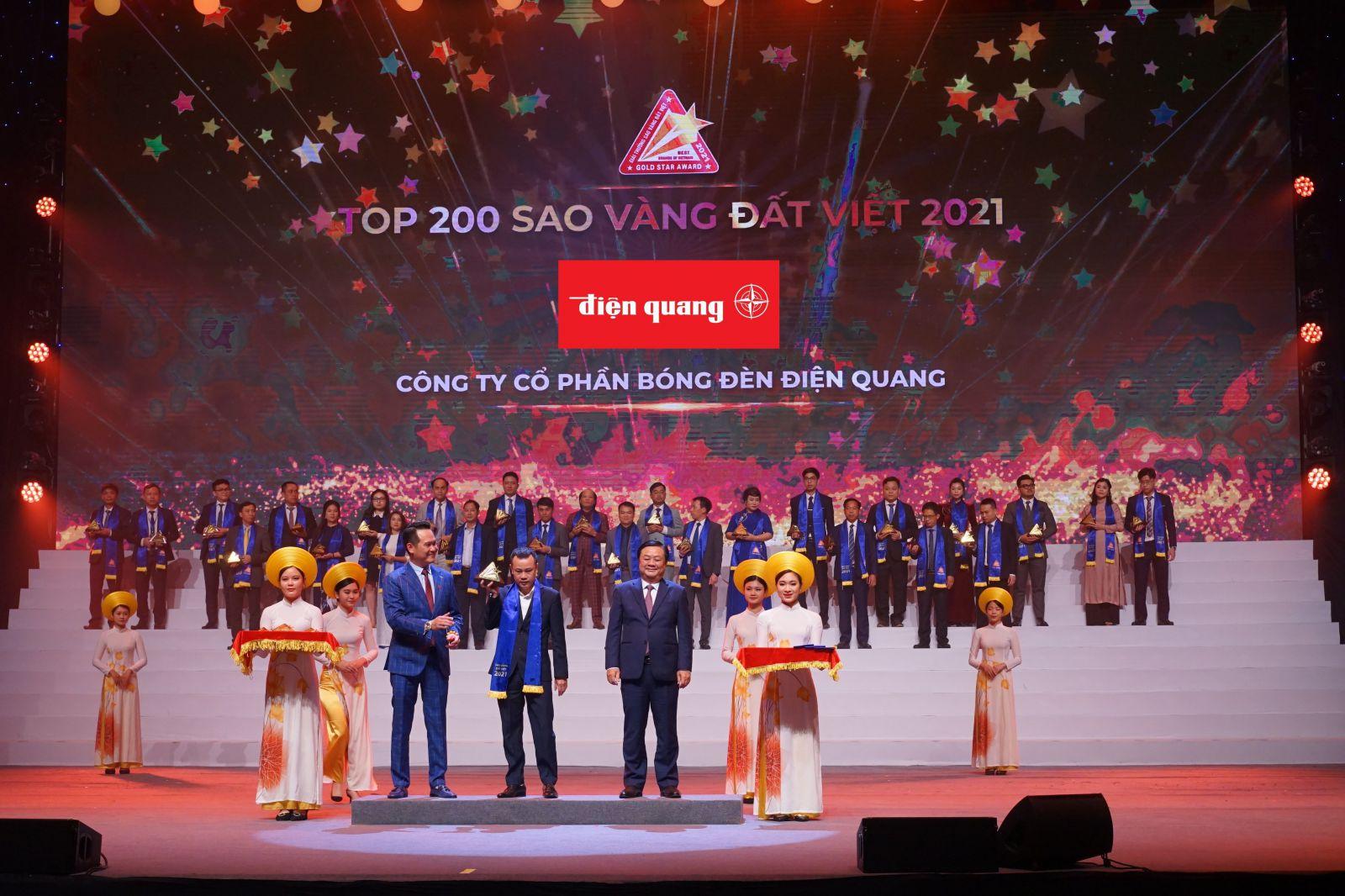 Đại diện Điện Quang nhận Giải Thưởng Sao Vàng Đất Việt năm 2021