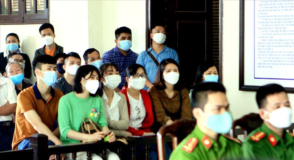 Theo ghi nhận của PV Lao Động, có rất đông người thân, bạn bè, đồng nghiệp của các bị cáo đến theo dõi phiên tòa. Ảnh: T.D