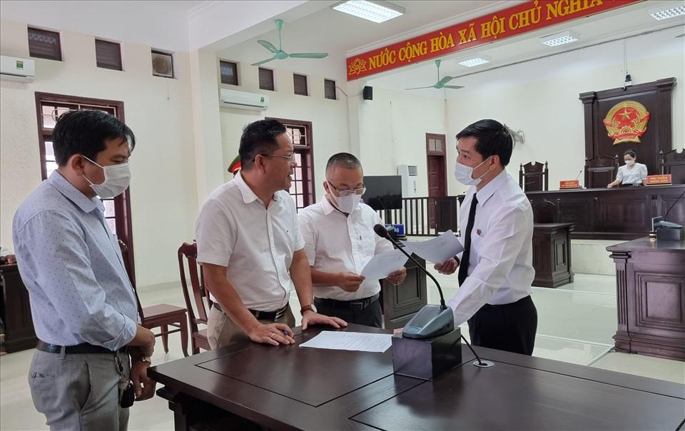 3 bị cáo chuẩn bị rời phiên tòa sau khi tuyên án. Ảnh: Hưng Thơ.