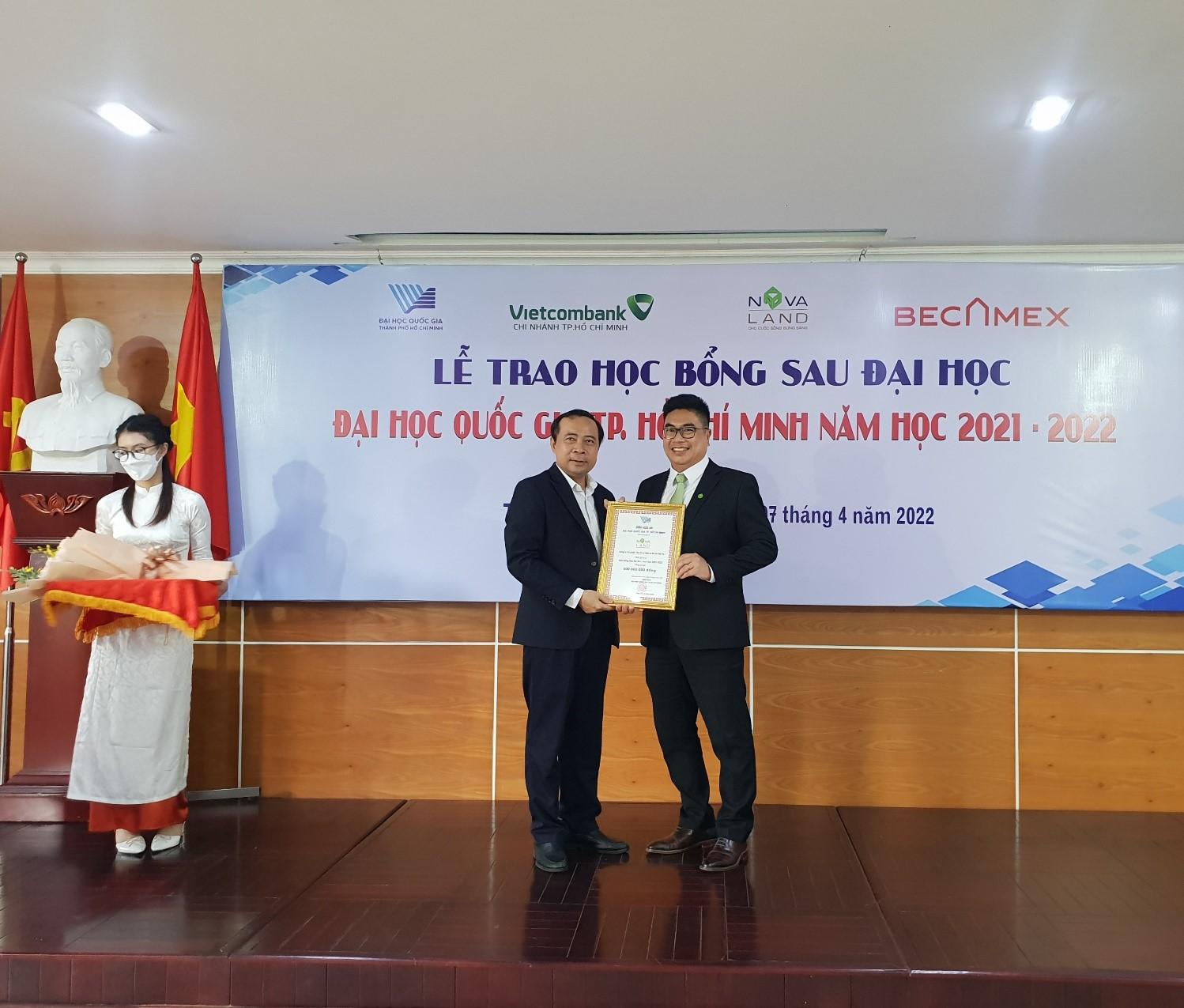 Ông Bùi Xuân Huy – Chủ tịch HĐQT Tập đoàn NovaLand Group trao học bổng cho các học viên có thành tích học tập và nghiên cứu xuất sắc.