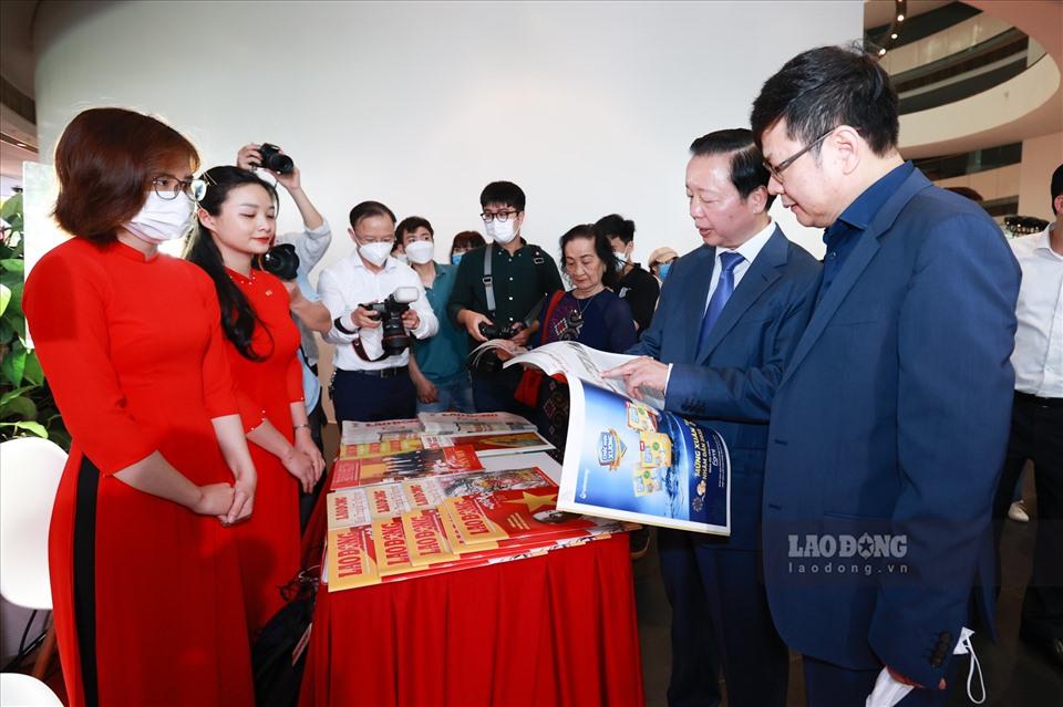 Bộ trưởng Bộ Tài nguyên và Môi trường Trần Hồng Hà ghé thăm gian trưng bày của Báo Lao Động tại Hội báo toàn quốc 2022. Ảnh: Hải Nguyễn