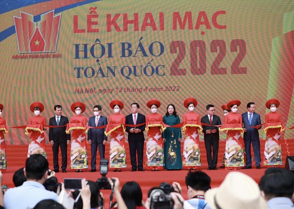 Các đại biểu cắt băng khai mạc Hội báo toàn quốc 2022. Ảnh: Hải Nguyễn