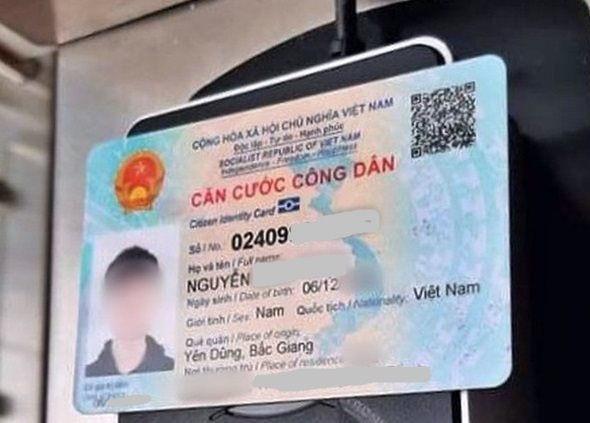 Các đối tượng thu thập thông tin cá nhân trên thẻ Căn cước công dân để bán cho người nước ngoài. Ảnh: NT