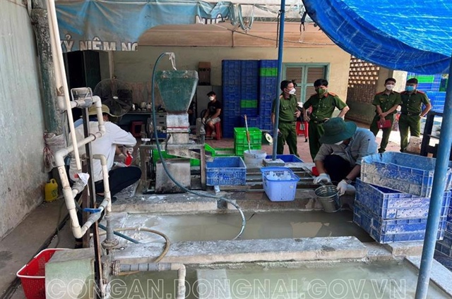 Công an bắt quả tang Công ty bóng đèn Điện Quang xả trộm chất thải nguy hại ra môi trường