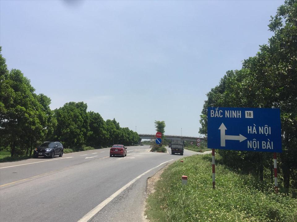 Mặc dù đã có biển cấm rõ ràng nhưng chưa có giải phân cách mềm hướng dẫn nên nhiều lái xe vẫn đi vào đường cấm. Ảnh ĐT
