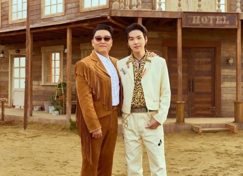 PSY và Suga (BTS) trong MV “That That“. Ảnh: ST
