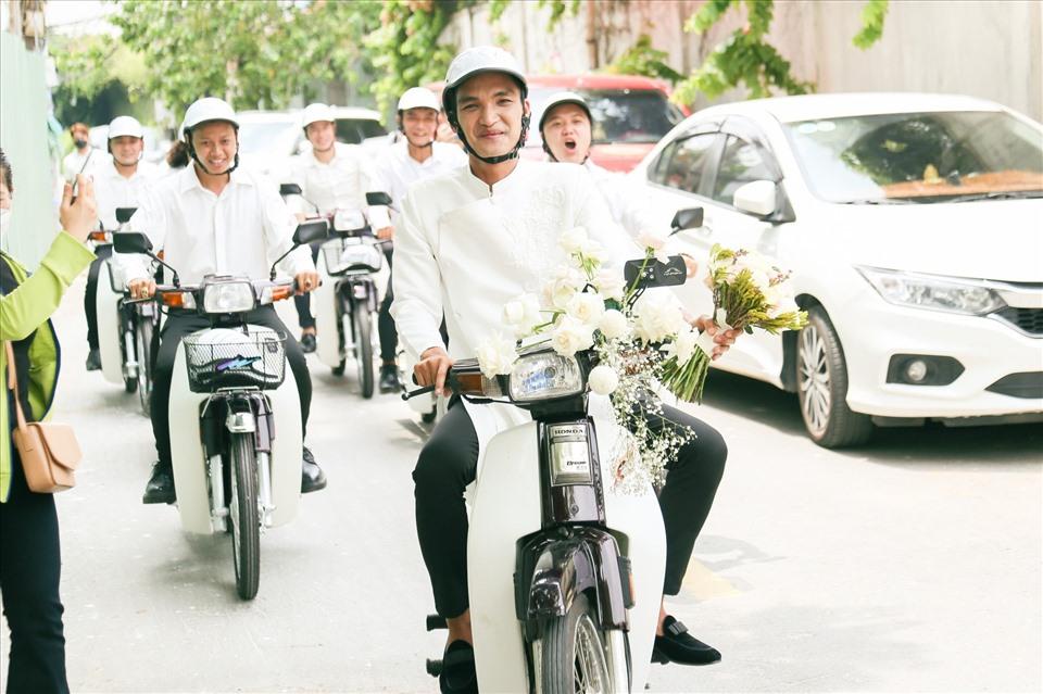 Mạc Văn Khoa đến nhà dâu trong lễ đám hỏi bằng xe dream huyền thoại