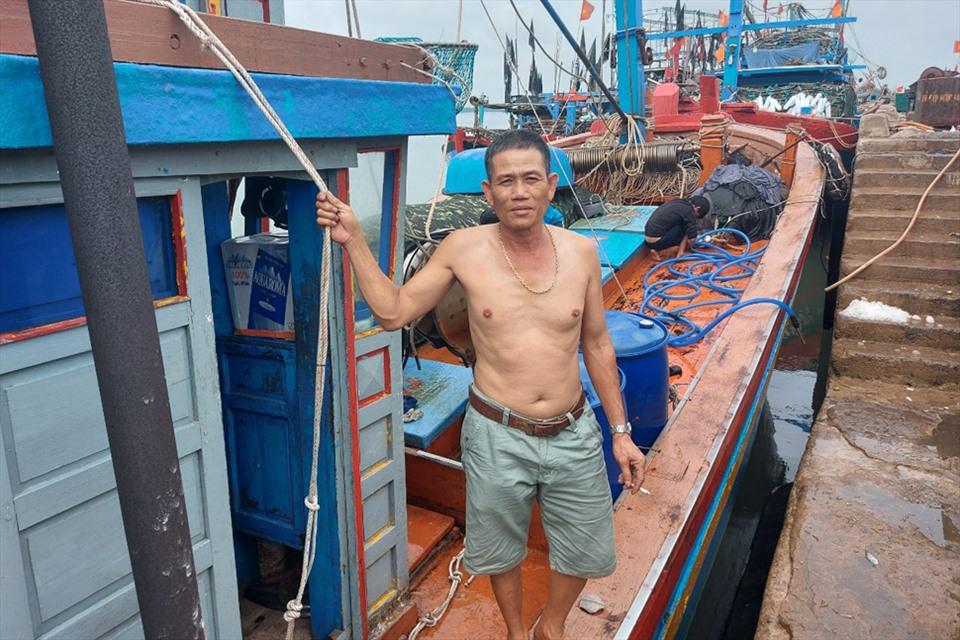 Thuyền trưởng Xá phấn khởi kể về chuyến ra khơi may mắn nhất từ đầu năm đến nay. Ảnh: Trần Tuấn.