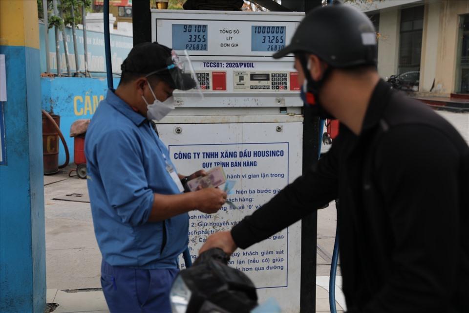 Giá xăng ngày mai có thể tăng gần 1.000 đồng, vượt 30.000 đồng/lít