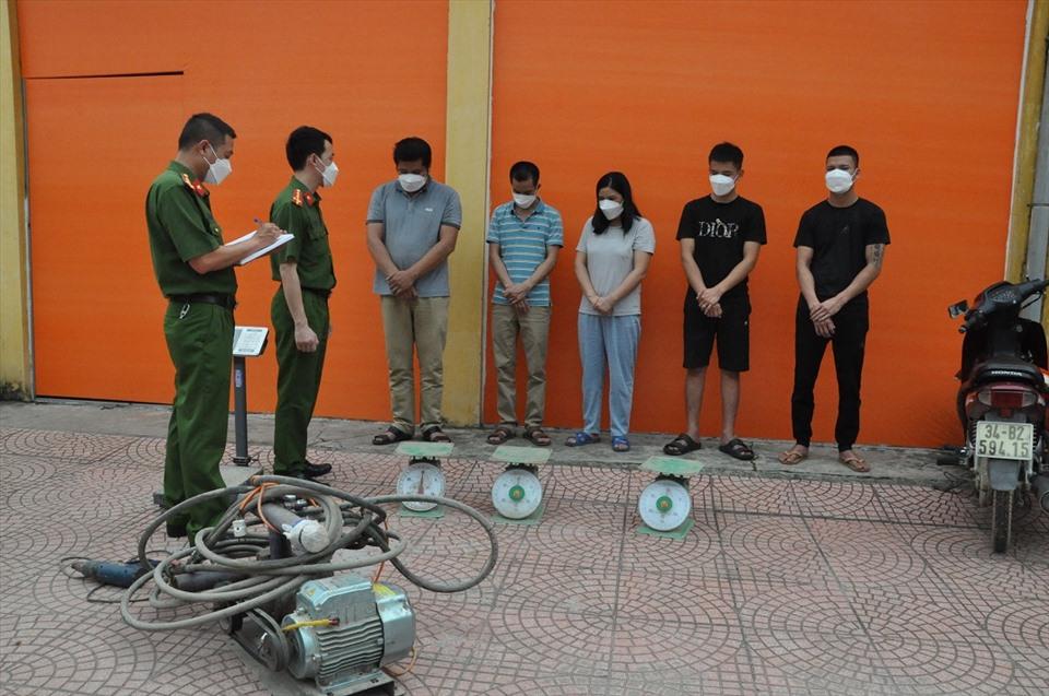 Các đối tượng liên quan cùng tang vật.