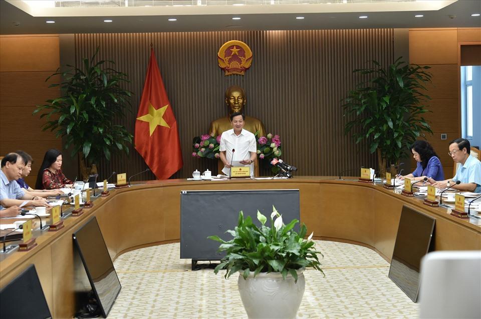 Kiểm soát chặt chẽ giá, đảm bảo nguồn cung xăng dầu, sách giáo khoa