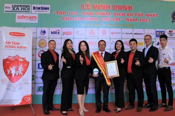 Các thành viên Dai-ichi Life Việt Nam tại Lễ trao giải “Top 100 - Sản phẩm, Dịch vụ tốt nhất cho Gia đình, Trẻ em” năm 2022