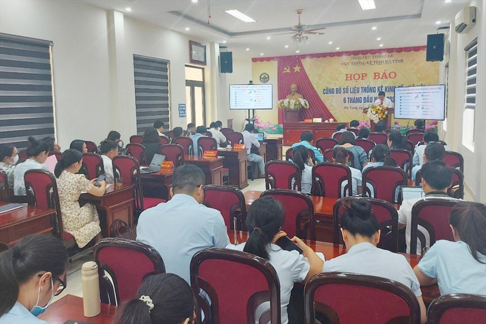 Đại biểu dự họp báo sáng 30.6 tại Cục Thống kê Hà Tĩnh. Ảnh: Trần Tuấn.